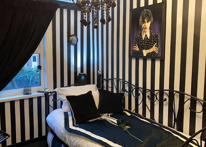 Wednesday\'S Family Rooms